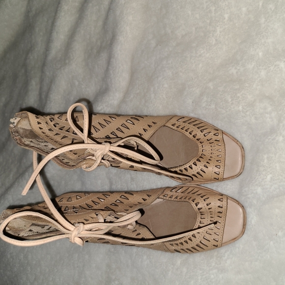 Jeffery Campbell Size 10 Tan Leather Lazer Cut Out Design - Picture 2 of 9